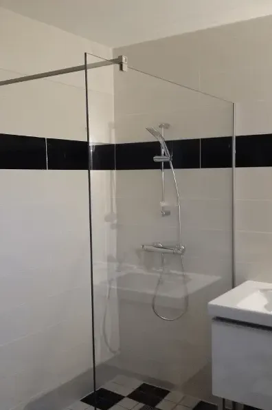 Paroi simple vitrée d'une douche