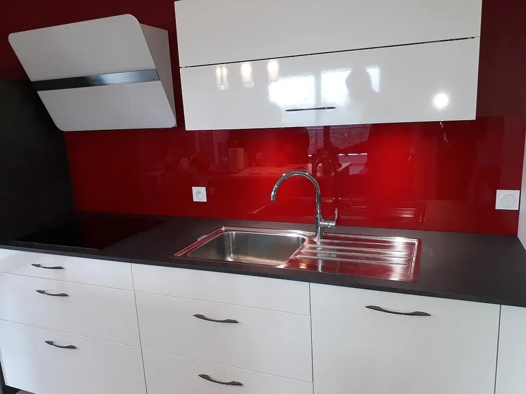 Crédence vitrée de cuisine rouge