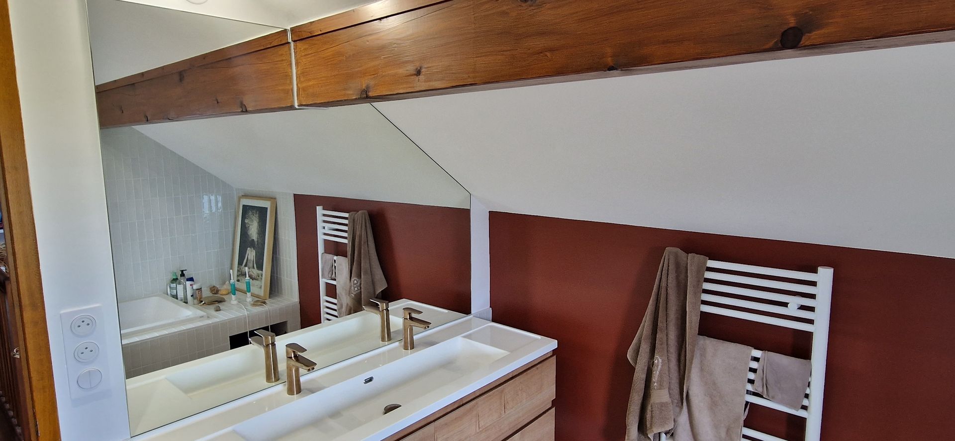 Pose d'un miroir avec une encoche pour la poutre