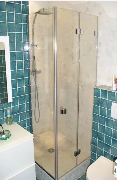 Paroi simple vitrée d'une douche bleue et beige