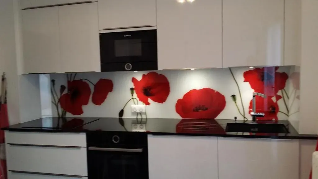 Crédence vitrée à motifs floraux