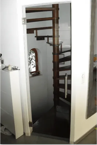 Porte vitrée donnant sur des escaliers en colimaçon