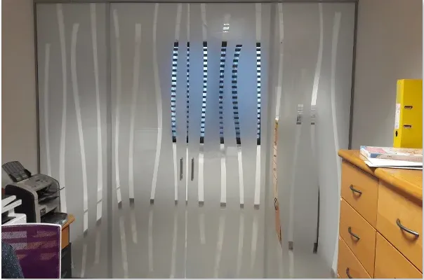 Porte vitrée aux motifs abstraits