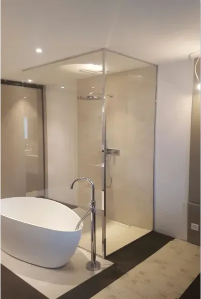 Paroi vitrée d'une cabine de douche