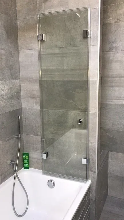 Paroi de douche vitrée d'une salle de bains grise