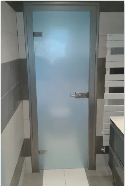 Porte vitrée d'une salle de bains
