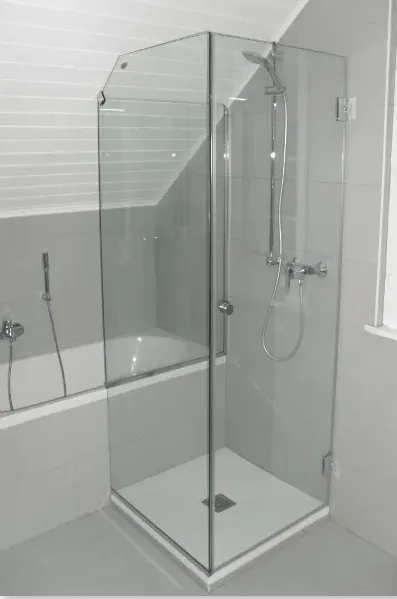 Paroi vitrée d'une cabine de douche d'une salle de bains blanche