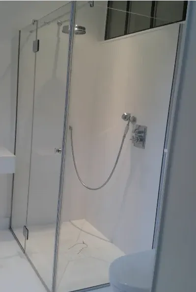 Paroi simple vitrée d'une douche blanche