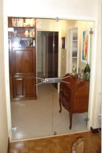 Porte vitrée d'une maison à la décoration ancienne