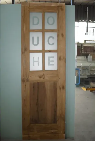 Porte partiellement vitrée avec l'inscription DOUCHE