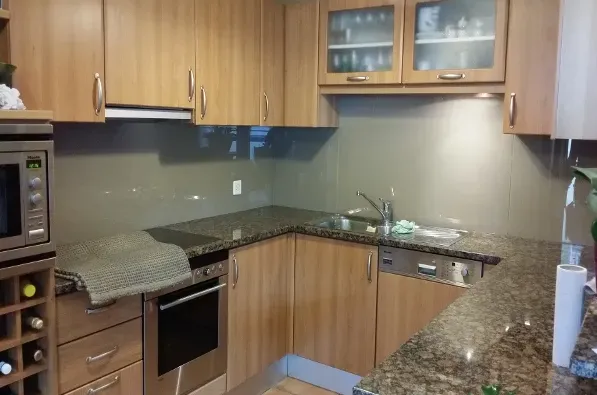 Crédence vitrée grise d'une petite cuisine