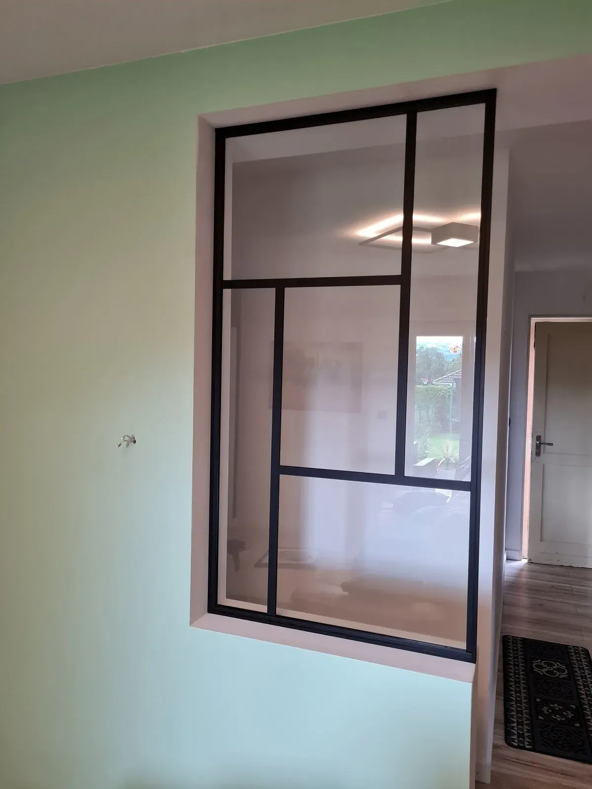 Verrière aux vitres carrées et rectangulaires