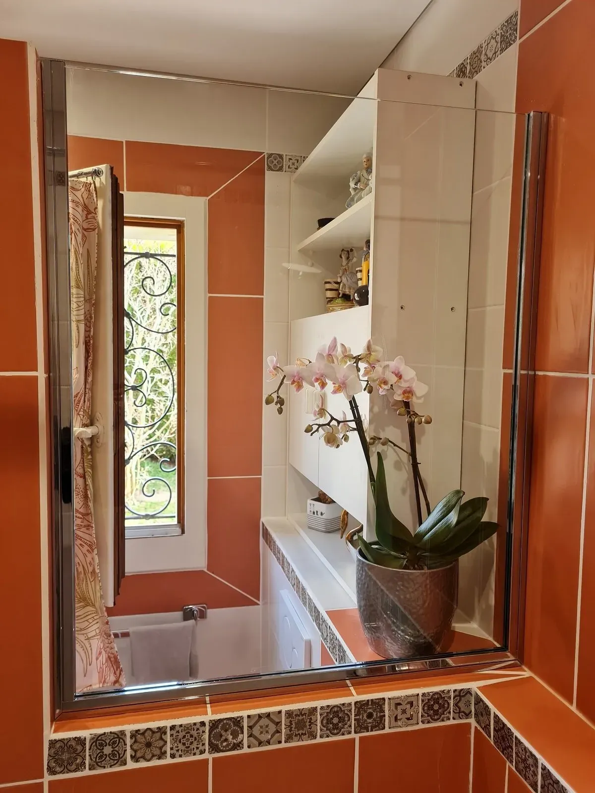 Paroi simple vitrée d'une douche blanche et orange