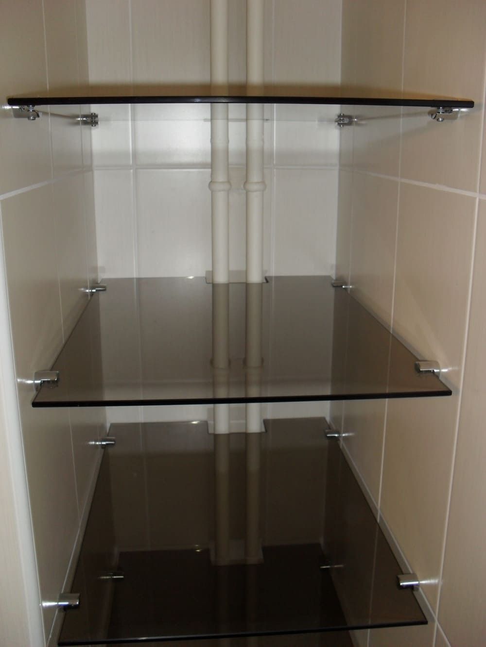 Étagères vitrées d'une salle de bain