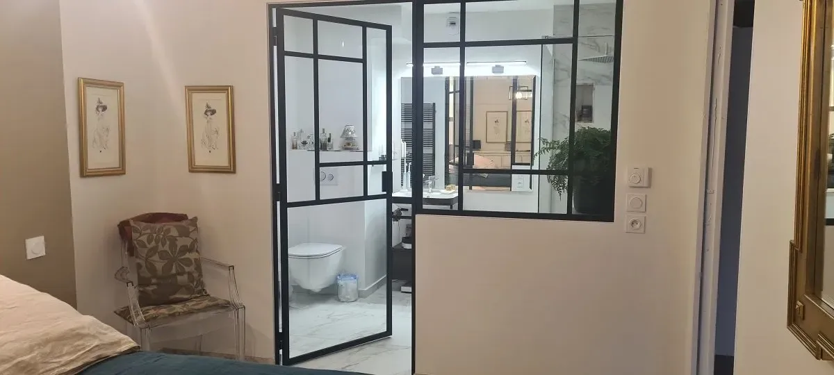 Verrière entre une chambre et une salle de bains
