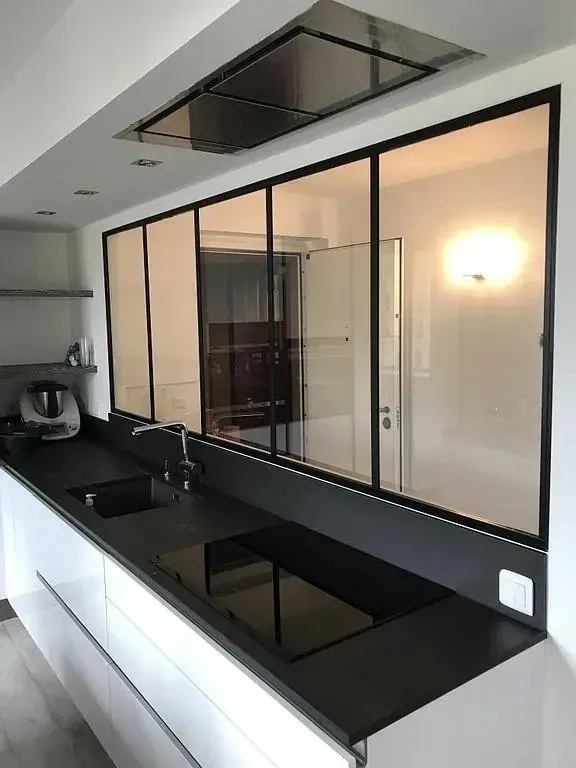 Verrière entre le couloir et la cuisine