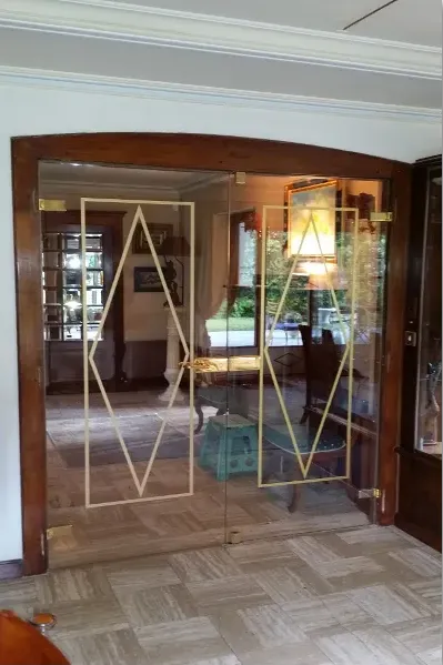 Porte vitrée à motifs géométriques