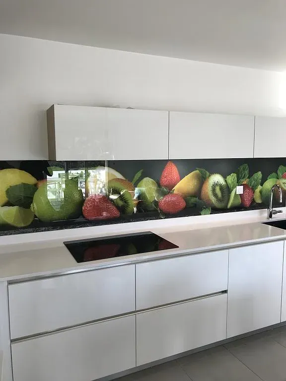 Crédence vitrée aux motifs de fruits