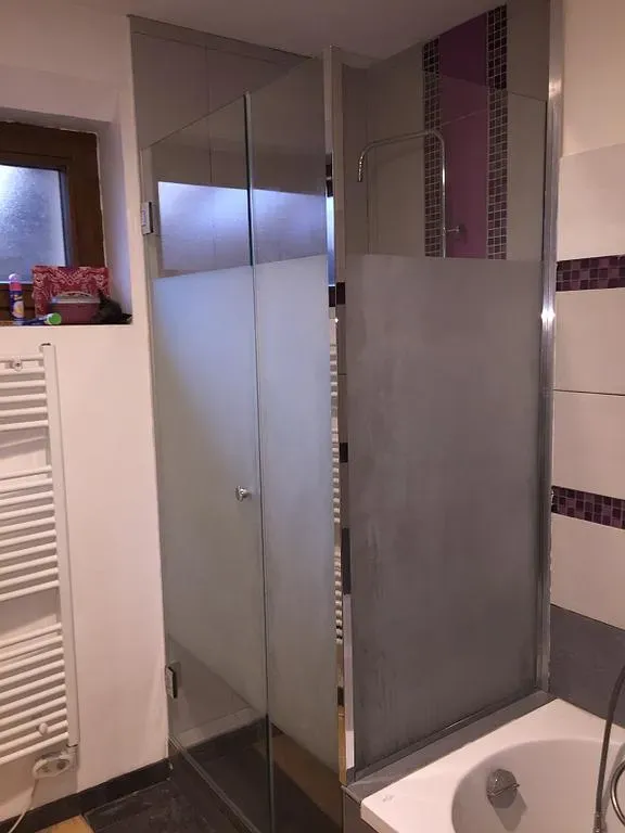Paroi de cabine de douche vitrée sous des combles