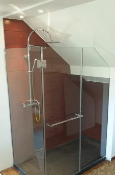 Paroi simple vitrée d'une douche rouge