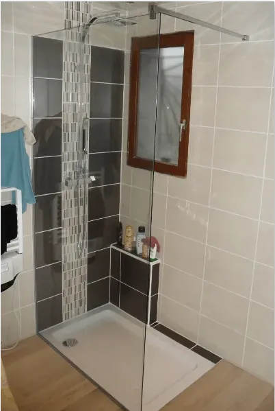 Paroi vitrée d'une douche à l'italienne d'une salle de bains blanche et grise