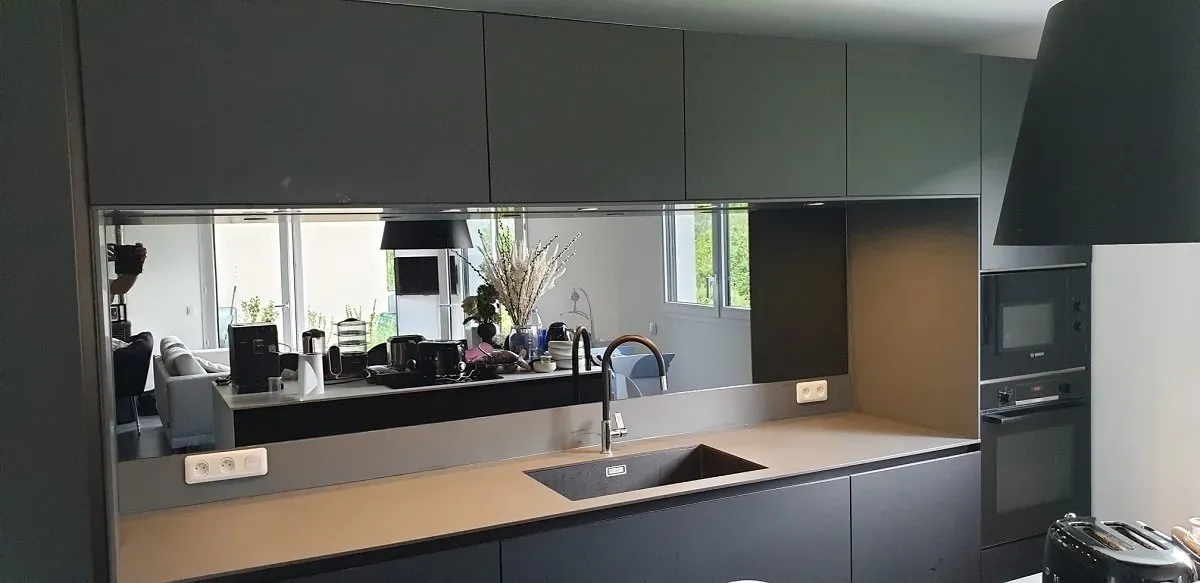 Crédence vitrée de cuisine avec miroir