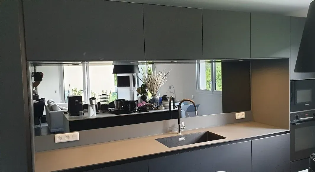 Crédence grise avec miroir