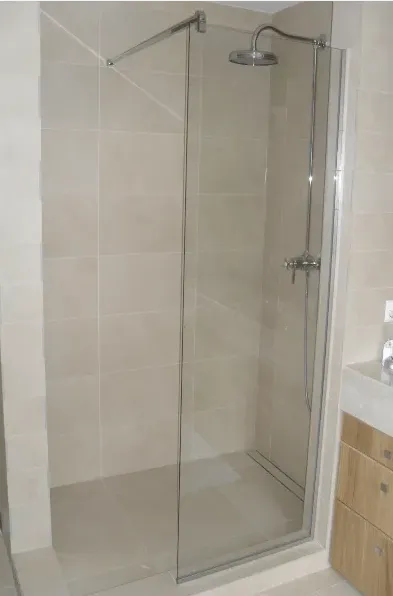 Paroi coulissante vitrée d'une douche de salle de bains beige