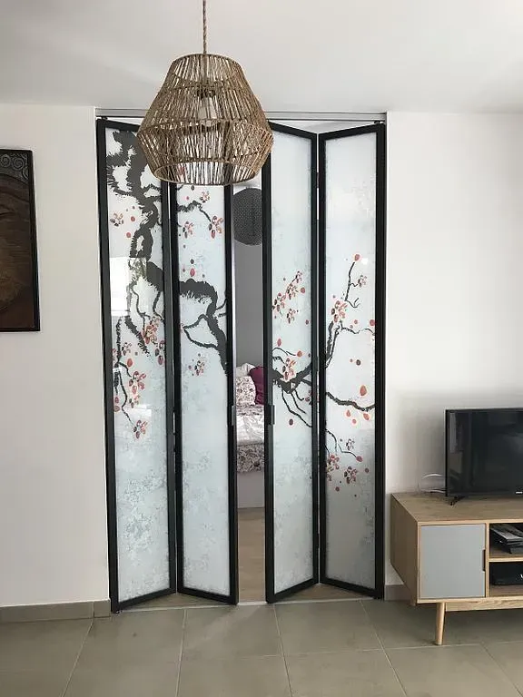 Portes vitrées de style japonais entrouvertes