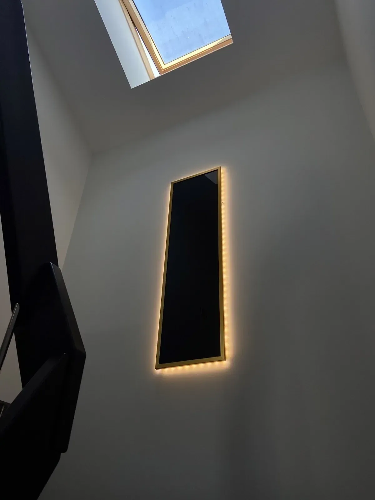 Miroir rétroéclairé sur le mur des escaliers
