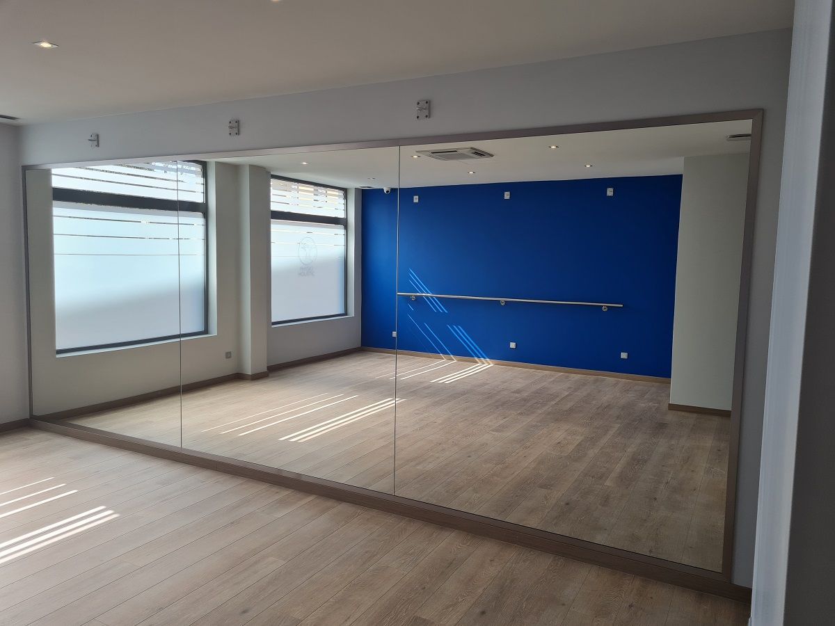 Miroir d'une salle de dance