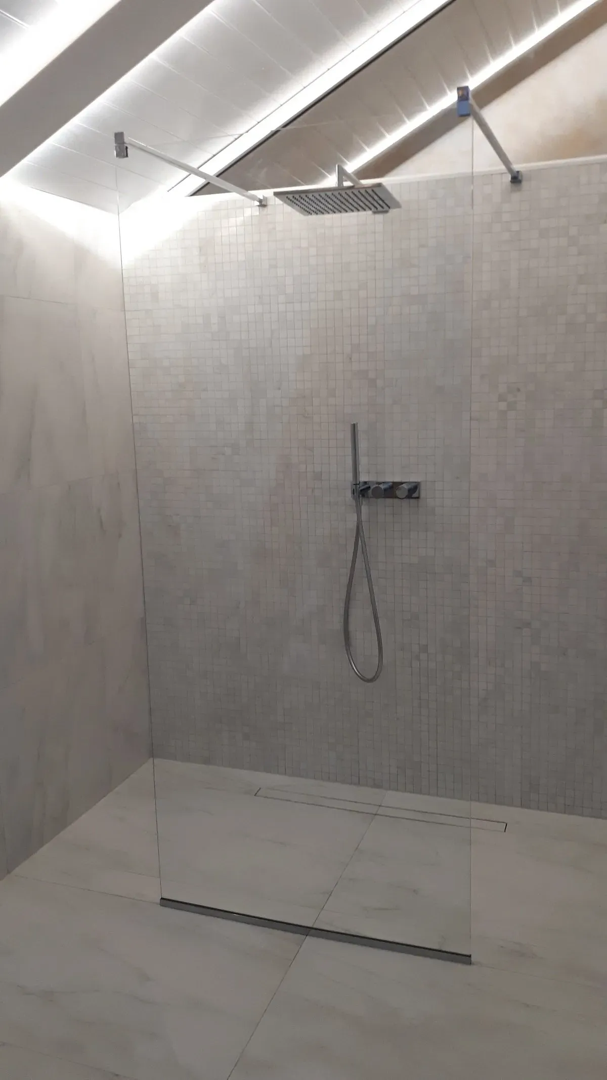 Paroi simple vitrée d'une douche