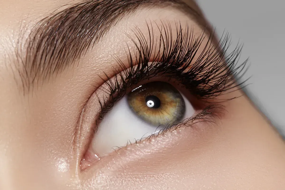 Un primer plano del ojo de una mujer con pestañas largas.