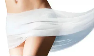 Una mujer está envuelta en una tela blanca alrededor de su cintura.