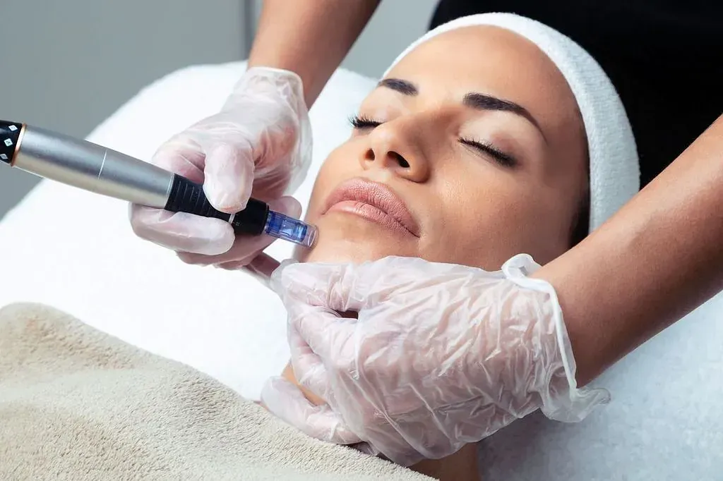 Una mujer está recibiendo un tratamiento facial en un salón de belleza.