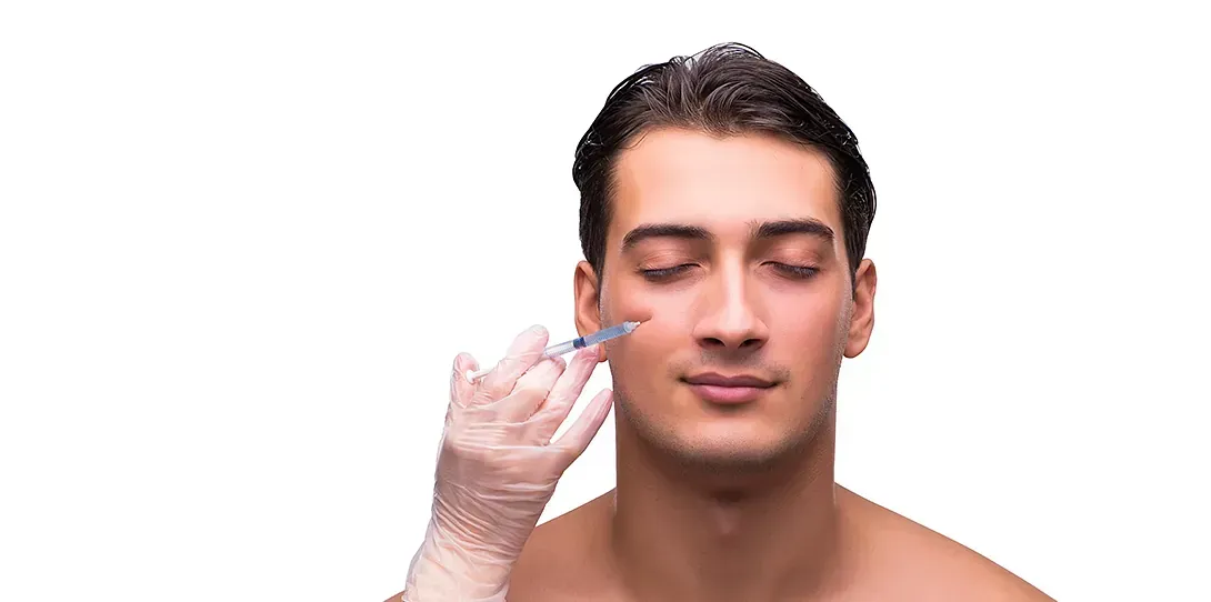 Un hombre recibe una inyección de botox en la cara.
