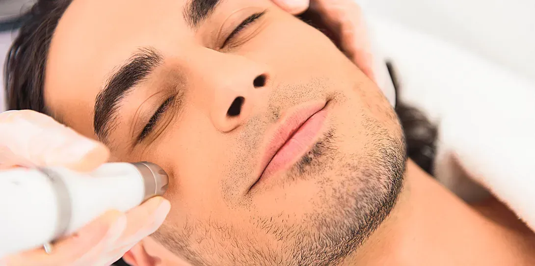 Un hombre está recibiendo un tratamiento facial en un spa.