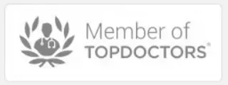 Un logotipo en blanco y negro que dice miembro de los mejores médicos.