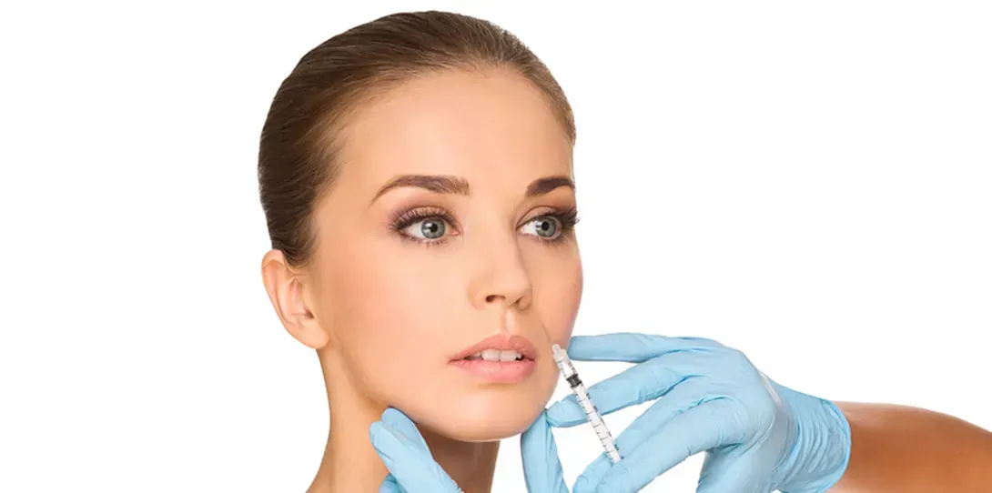 Una mujer recibe una inyección de botox en la cara.