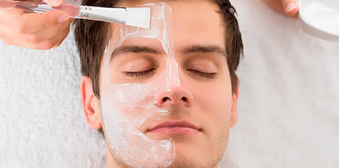 Un hombre está recibiendo un tratamiento facial en un spa.