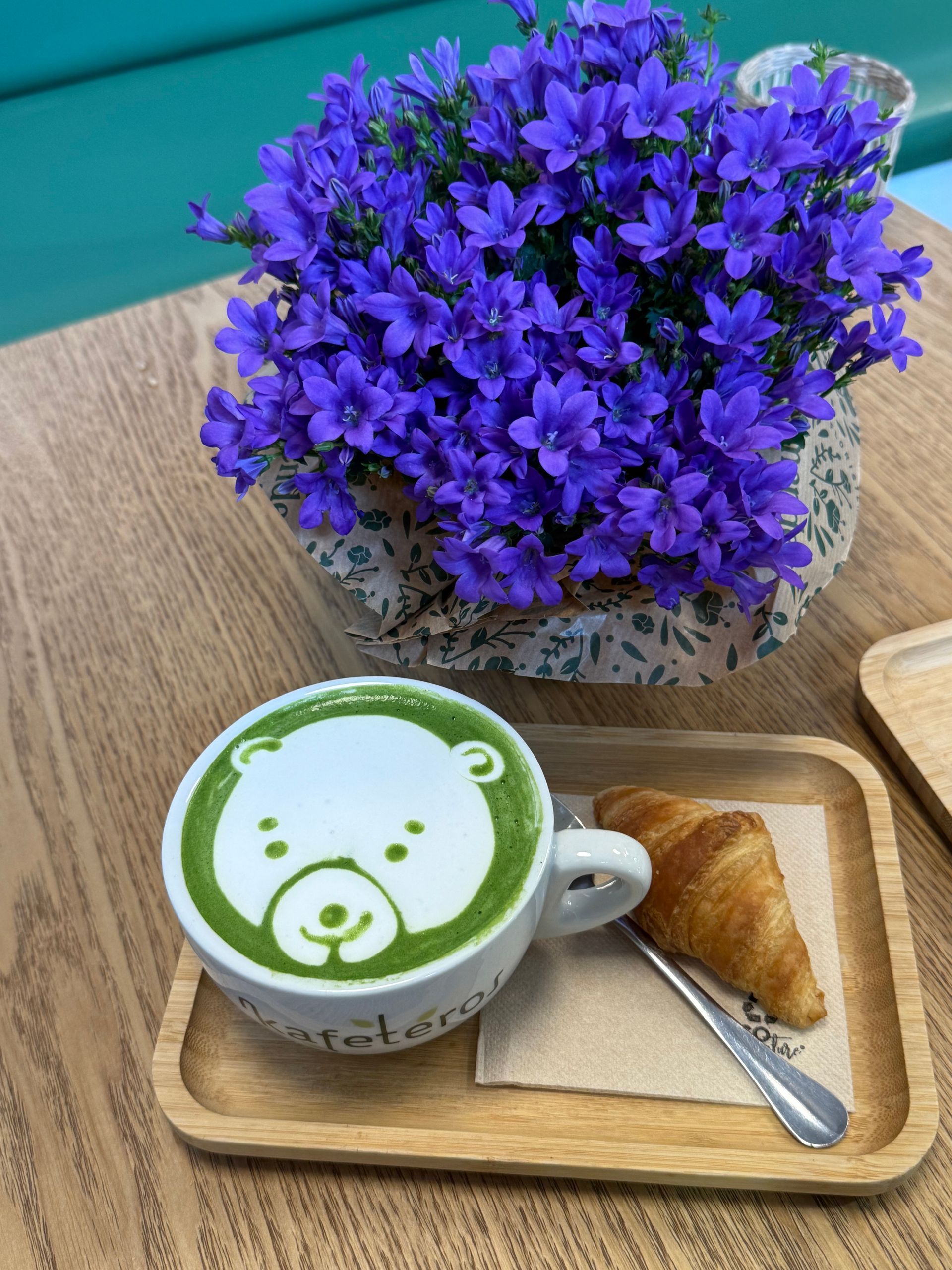 Se vierte el té en una taza sobre un platillo con una cuchara.