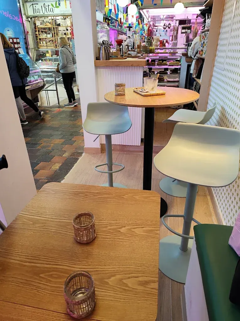 Un restaurante con mesas y sillas y una vela en la mesa.