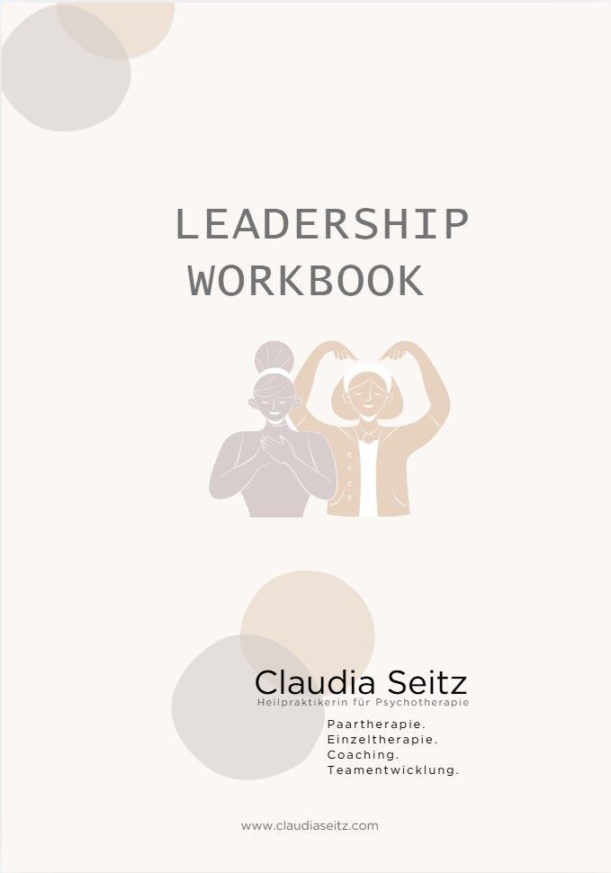 Deckblatt des Leadership Workbook mit Abbildungen von zwei Figuren, Name des Autors und Kontaktdaten.