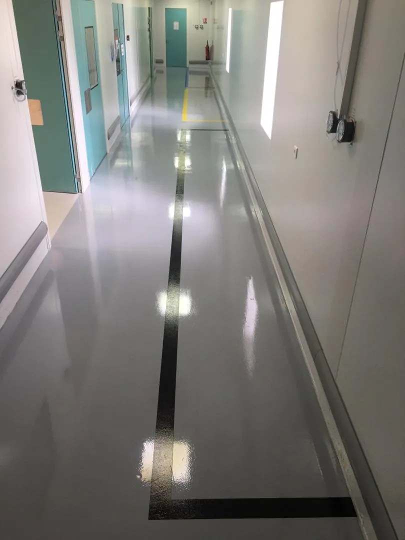 Un couloir avec une ligne noire