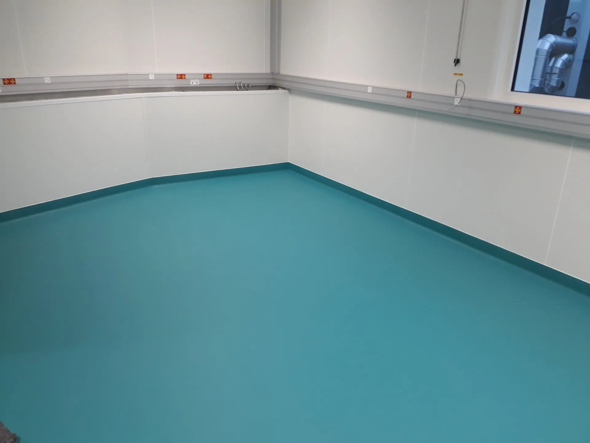 Un sol autolissant turquoise