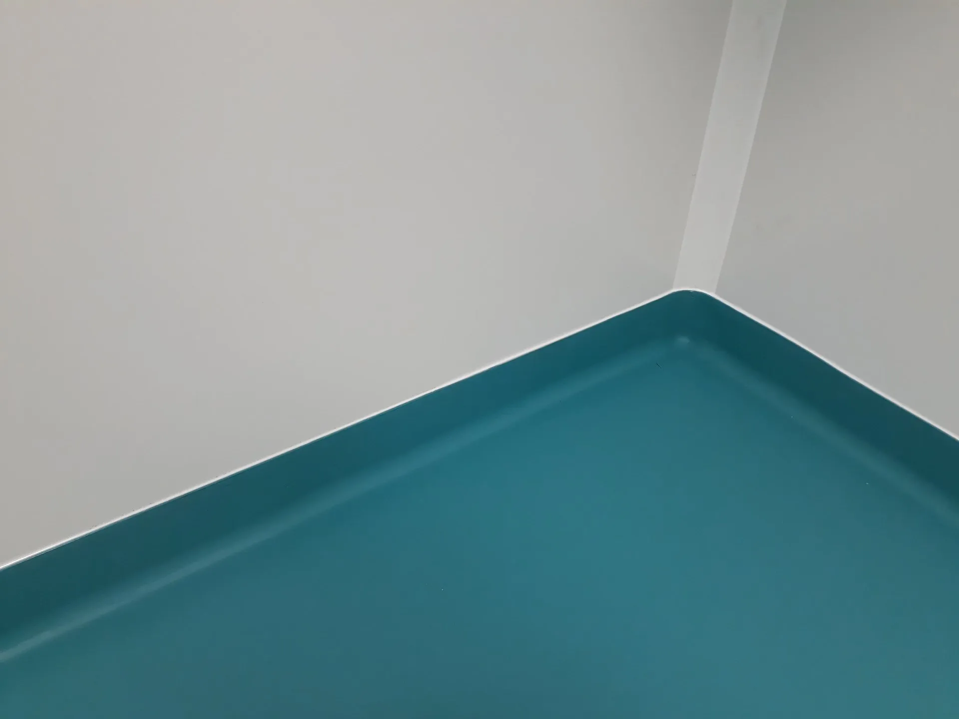 Une plinthe en résine bleue