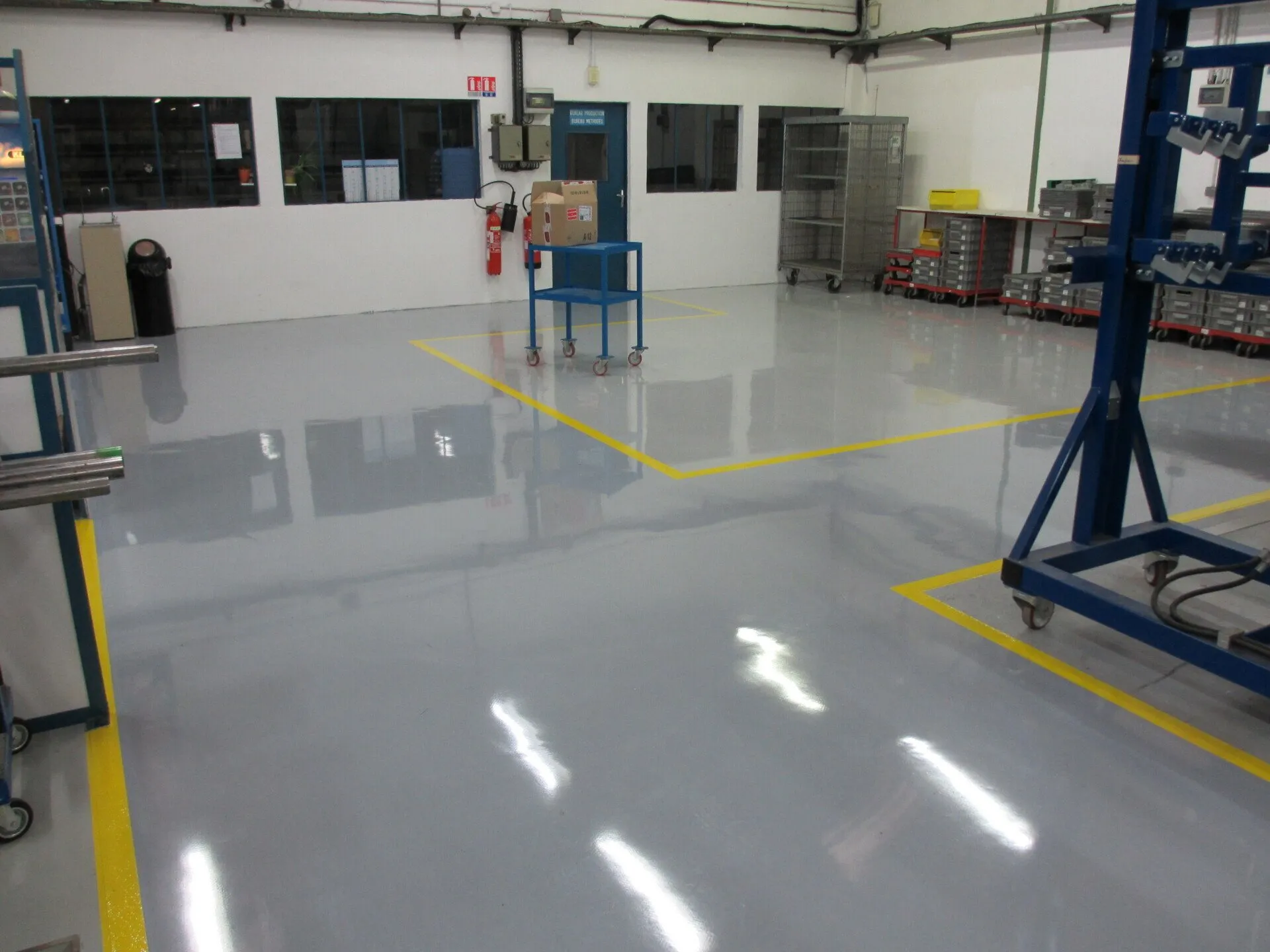 Un sol avec une desserte bleue