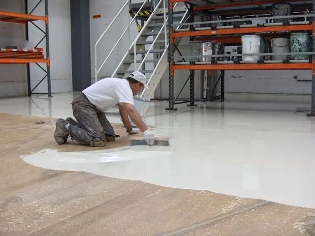 Un homme avec une brosse