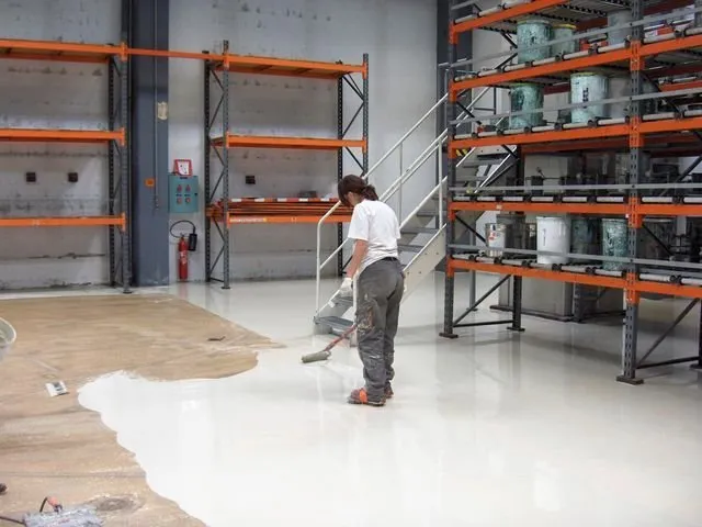 Un femme avec un rouleau de peinture