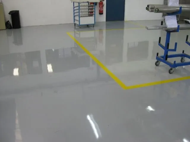 Un sol gris avec une ligne jaune